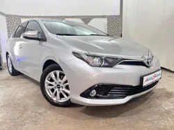 Silber Gebraucht 2016 Toyota Auris Design Limousine | 9.991 € (Fairer Preis)