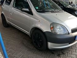 Silber Gebraucht 2002 Toyota Yaris Limousine | 1.295 € (Fairer Preis)