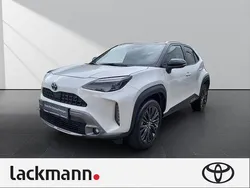 Platinweiss metallic, dach schwarz Gebraucht 2022 Toyota Yaris Hybrid Advance | 26.990 € (Teuer)
