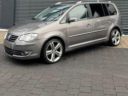 Grau Gebraucht 2007 VW Touran Highline Van / Kleinbus | 4.899 € (Fairer Preis)