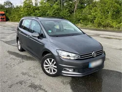Grau Gebraucht 2016 VW Touran Comfortline Van / Kleinbus | 10.500 € (Fairer Preis)