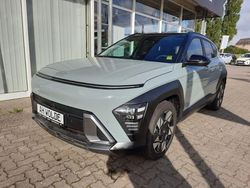Mirage green / abyss black / sol Gebraucht 2024 Hyundai Kona Prime SUV | 32.490 € (Etwas zu teuer)