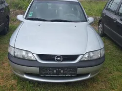 Grau Gebraucht 1997 Opel Vectra Limousine | 1.250 € (Guter Preis)