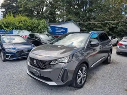 Grau Gebraucht 2023 Peugeot 5008 Allure Van / Kleinbus | 25.750 € (Superpreis)