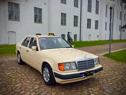 Beige Gebraucht 1991 Mercedes E200 Limousine | 8.799 €