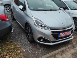 Grau Gebraucht 2017 Peugeot 208 Allure Kleinwagen | 11.000 € (Etwas zu teuer)