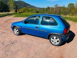 Blau Gebraucht 2000 Opel Corsa Kleinwagen | 2.400 €