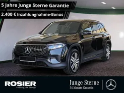 Schwarz / kosmosschwarz (metallic) Gebraucht 2024 Mercedes EQB300 Advanced Plus SUV | 37.890 € (Fairer Preis)