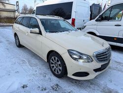 Hellelfenbein unilack Gebraucht 2016 Mercedes E200 Kombi | 3.990 €