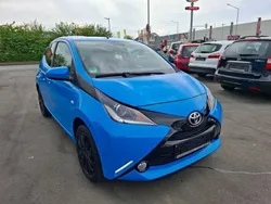 Cyan metallic Gebraucht 2016 Toyota Aygo X-play Kleinwagen | 6.999 € (Guter Preis)