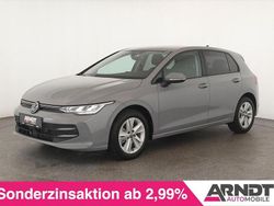 Mondsteingrau Gebraucht 2024 VW Golf VIII Life Limousine | 27.284 € (Guter Preis)