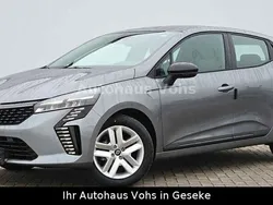 Grau Gebraucht 2024 Renault Clio V Evolution Limousine | 18.470 € (Fairer Preis)
