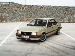 Grün Gebraucht 1986 Opel Ascona Limousine | 5.999 €