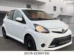 Weiß Gebraucht 2014 Toyota Aygo Cool Kleinwagen | 5.850 €