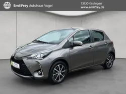 Platinumbronze metallic Gebraucht 2018 Toyota Yaris Multidrive S Limousine | 15.660 € (Teuer)