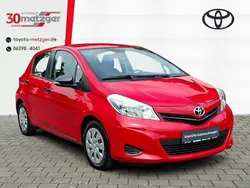 Rot Gebraucht 2014 Toyota Yaris Basis Limousine | 8.950 € (Fairer Preis)