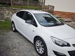 Weiß Gebraucht 2015 Opel Astra Limousine | 6.500 €