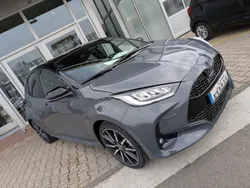 Grau Neu 2025 Toyota Yaris Sport Limousine | 31.888 €