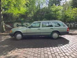 Grün Gebraucht 1989 Mercedes E230 Kombi | 2.222 €
