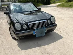 Schwarz Gebraucht 1998 Mercedes E200 Limousine | 2.600 € (Fairer Preis)