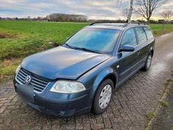 Blau Gebraucht 2002 VW Passat Kombi | 800 € (Superpreis)