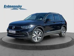 Deep black perleffekt (schwarz) Gebraucht 2022 VW Tiguan Life SUV | 30.690 € (Guter Preis)