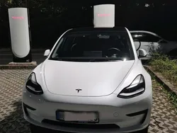 Weiß Gebraucht 2021 Tesla Model 3 Standard Range Limousine | 26.000 €