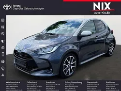 Marlingrau metallic, dach weiss Gebraucht 2021 Toyota Yaris Hybrid Style | 17.500 € (Superpreis)