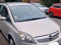 Grau Gebraucht 2007 Opel Zafira Van / Kleinbus | 2.350 € (Fairer Preis)