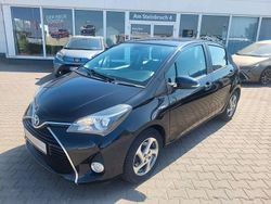 Schwarz Gebraucht 2015 Toyota Yaris Hybrid Comfort Limousine | 12.190 € (Fairer Preis)