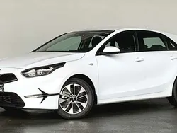 Weiss / carraraweiss Neu 2025 Kia Ceed Limousine | 19.970 € (Superpreis)
