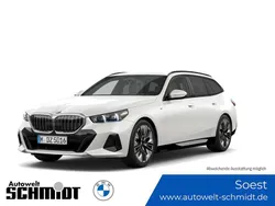 Mineralweiß metallic Gebraucht 2024 BMW 540 M Sport Kombi | 69.290 € (Etwas zu teuer)