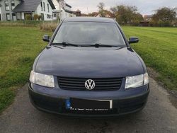 Blau Gebraucht 1999 VW Passat Limousine | 800 € (Guter Preis)