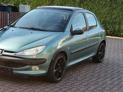 Grün Gebraucht 2002 Peugeot 206 Limousine | 950 € (Fairer Preis)