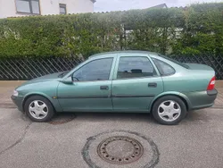 Grün Gebraucht 1998 Opel Vectra Limousine | 1.900 € (Fairer Preis)