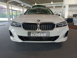 Weiß Gebraucht 2023 BMW 318 Limousine | 35.900 € (Teuer)