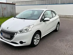 Weiß Gebraucht 2015 Peugeot 208 Kleinwagen | 5.299 € (Fairer Preis)