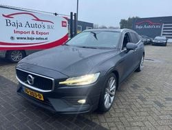Grau Gebraucht 2018 Volvo V60 Momentum Kombi | 12.099 €
