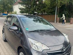 Grau Gebraucht 2012 Toyota Verso-S Life Van / Kleinbus | 5.700 € (Fairer Preis)