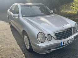 Silber Gebraucht 2002 Mercedes E430 Elegance Limousine | 6.000 €