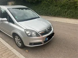 Grau Gebraucht 2007 Opel Zafira Catch Me Van / Kleinbus | 2.900 € (Fairer Preis)
