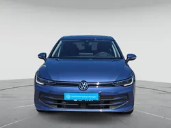 Anemonenblau metallic Gebraucht 2024 VW Golf VIII Life Limousine | 25.480 € (Fairer Preis)