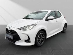 Weiß Gebraucht 2022 Toyota Yaris Hybrid Team Limousine | 18.690 € (Guter Preis)