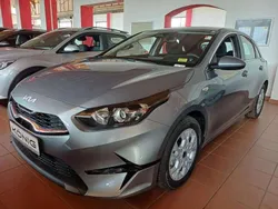 Lunarsilber metallic Gebraucht 2025 Kia Ceed Vision Limousine | 26.769 € (Superpreis)