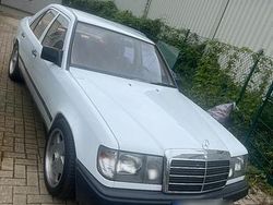 Weiß Gebraucht 1986 Mercedes E300 Limousine | 6.666 €