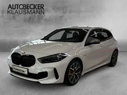 Weiss Gebraucht 2023 BMW M135 Comfort Edition Kleinwagen | 39.924 € (Fairer Preis)