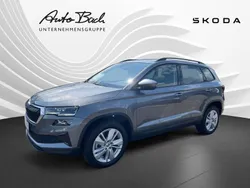 Grau (graphitegrau metallic) Gebraucht 2024 Skoda Karoq Selection SUV | 31.980 € (Fairer Preis)