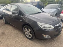 Grau Gebraucht 2011 Opel Astra Design Edition Limousine | 3.999 € (Fairer Preis)