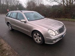 Silber Gebraucht 2003 Mercedes E220 Kombi | 1.800 €