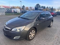 Grau Gebraucht 2011 Opel Astra Design Edition Limousine | 1.350 € (Superpreis)